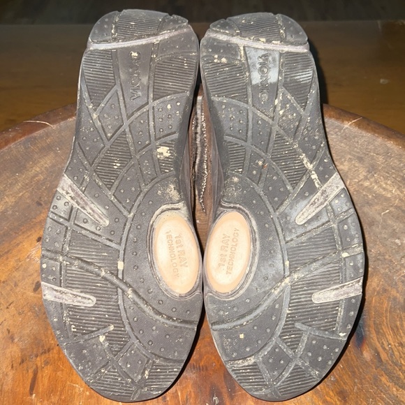 Vionic slip on brown clog. Size 9. - Picture 4 of 5